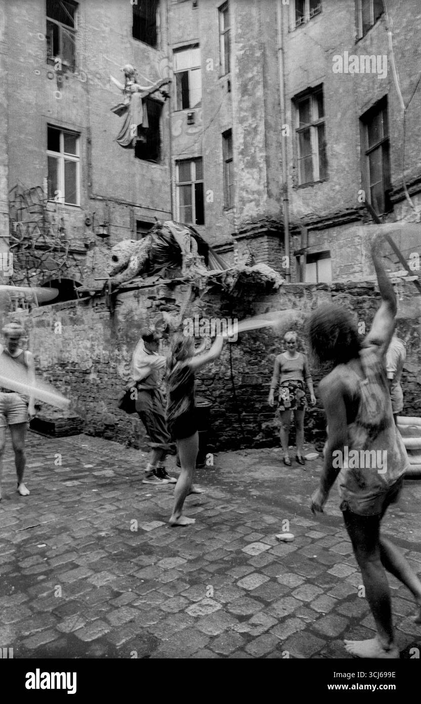 Hoffest KULE Deutschland, Berlin, 04.07.1992, Hoffest des besetzten Hauses KULE Kunst & Leben, Hinterhof, , Wende, Wendezeit, Spiel und Spaß, Â *** Courtyard party KULE Germany, Berlin, 04 07 1992, courtyard party of the squatted house KULE Kunst Leben , backyard, , Wende, Wendezeit, fun and games, Â Stock Photo