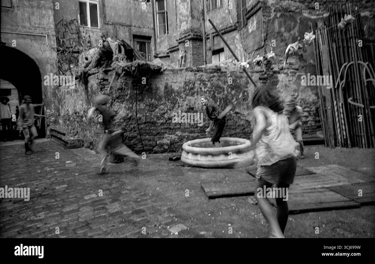 Hoffest KULE Deutschland, Berlin, 04.07.1992, Hoffest des besetzten Hauses KULE Kunst & Leben, Hinterhof, Spiel und Spaß, Â *** Courtyard party KULE Germany, Berlin, 04 07 1992, courtyard party of the squatted house KULE Kunst Leben , backyard, fun and games, Â Stock Photo