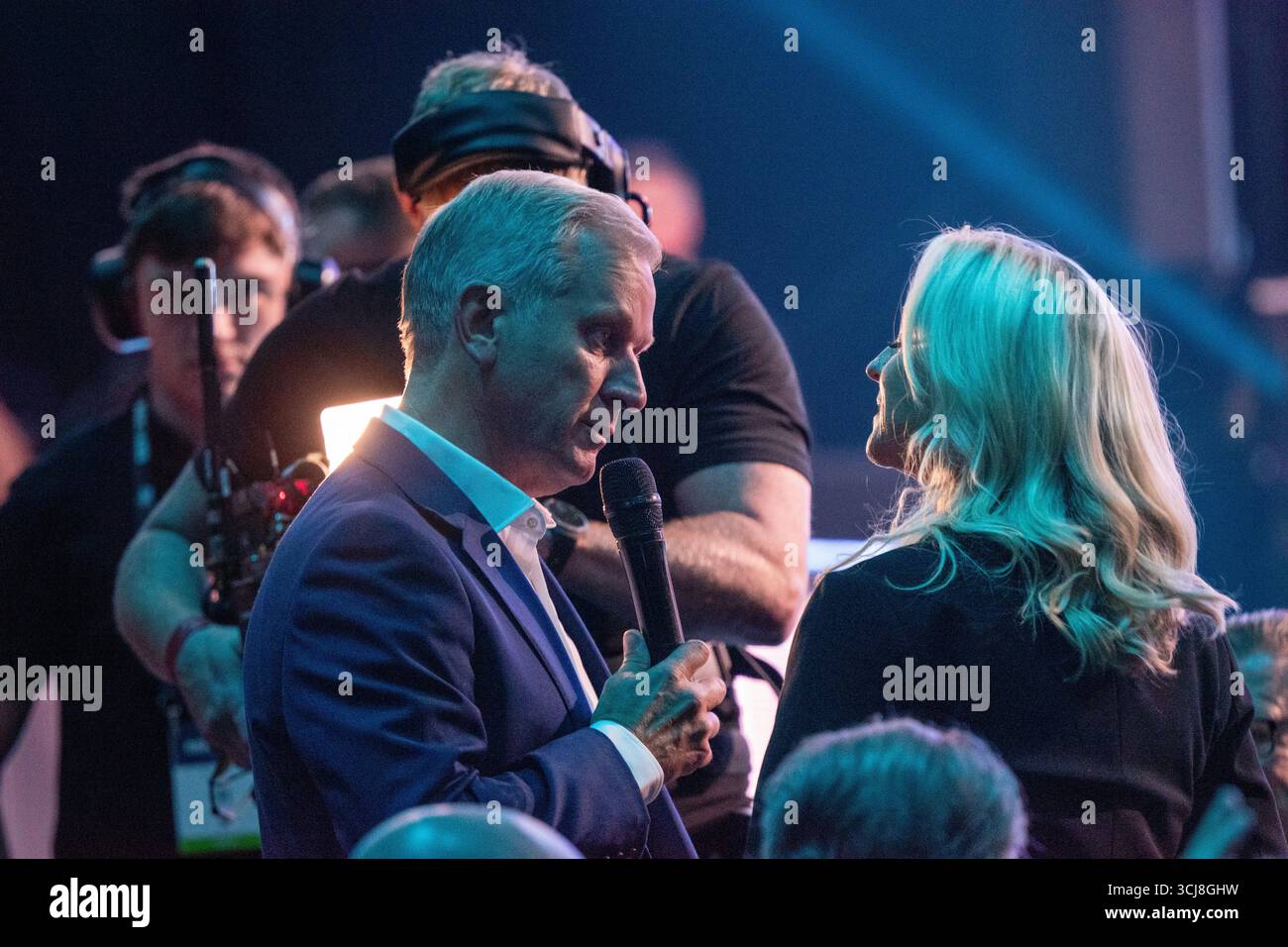Jeremy Kyle talks to a lady involved with the Epping migrant hotel protests at the Reform Uk ...
