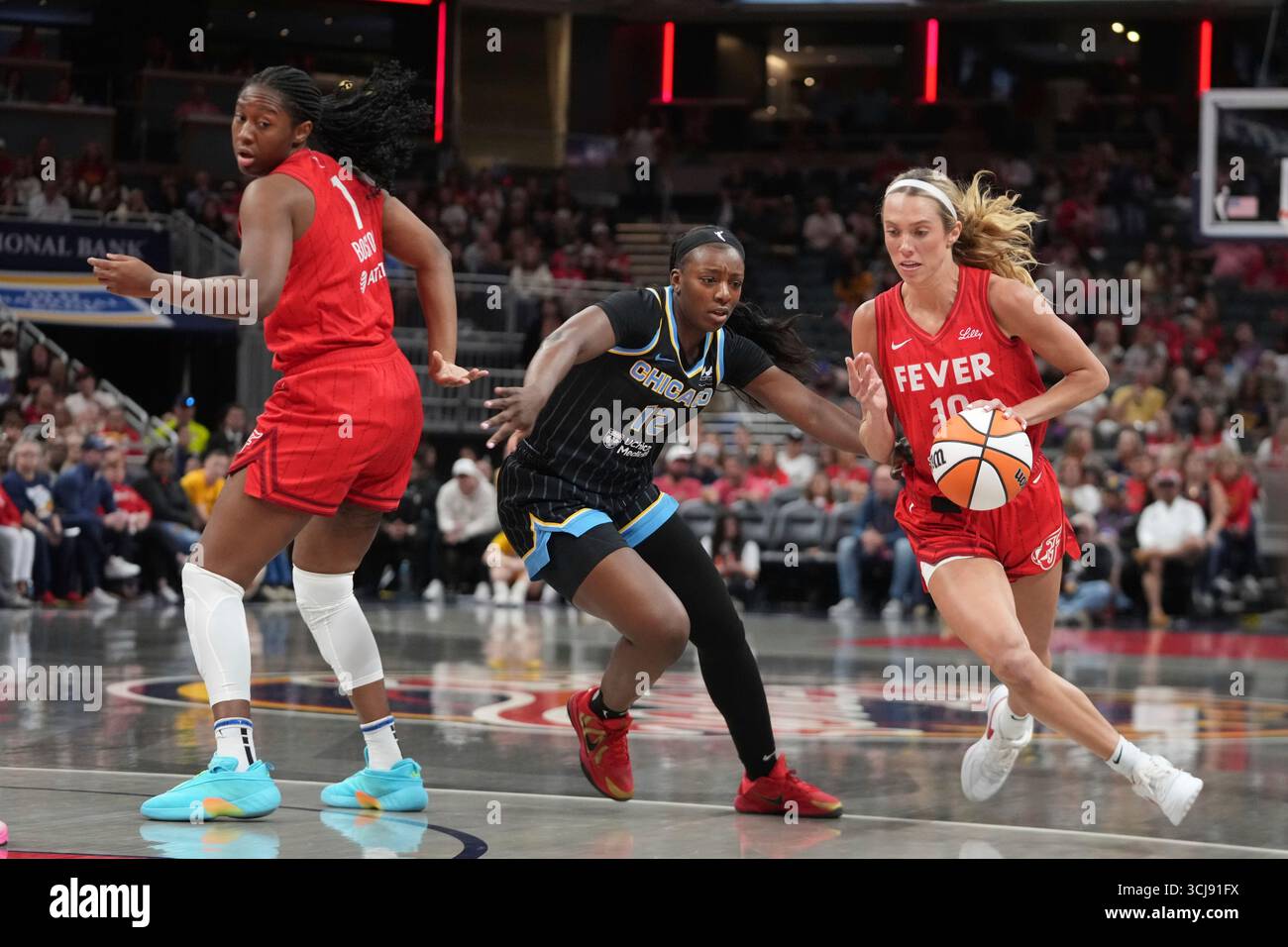 Indiana Fever's Lexie Hull (10) goes to the basket against Chicago Sky ...