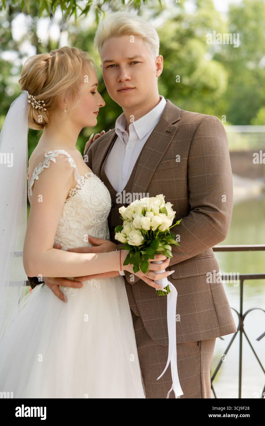Newlywed couple poses wedding hi-res stock photography and images - Alamy
