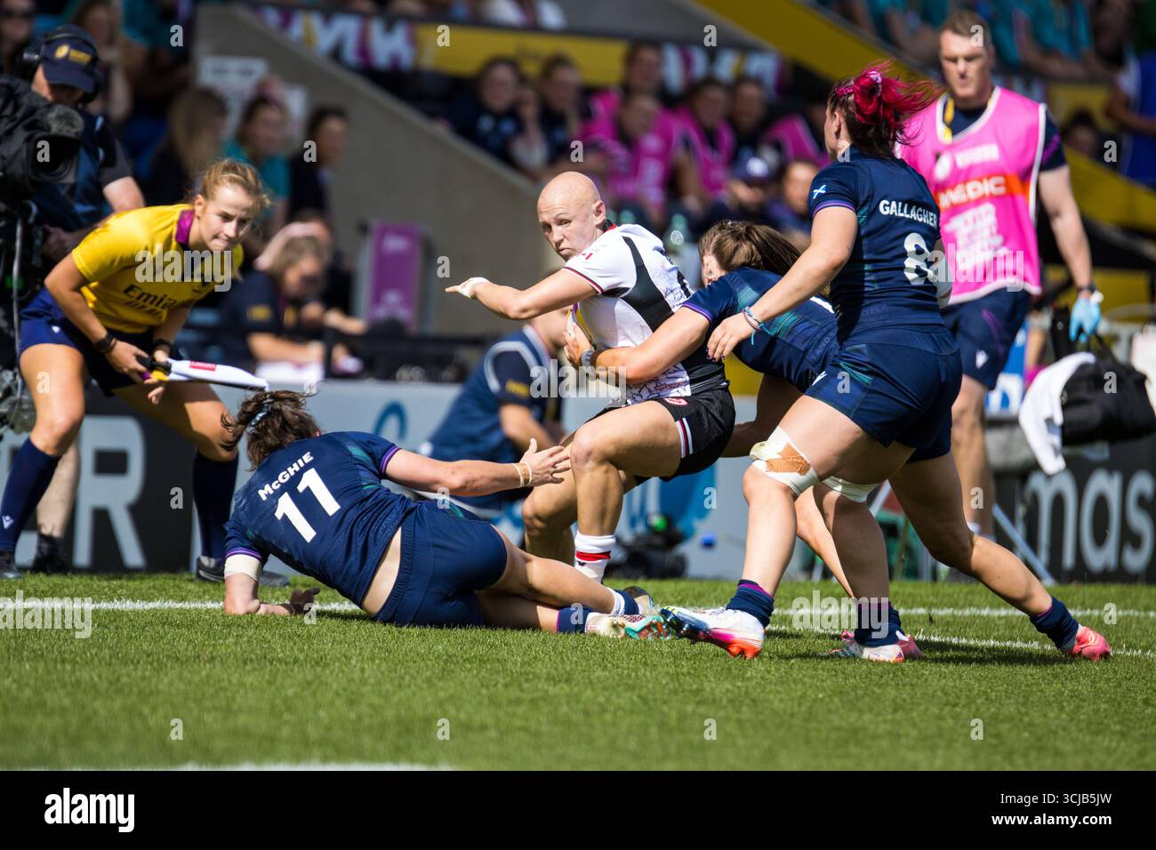 Olivia Apps (Scrum-half – Canada and Lindsay RFC) tries to find space ...