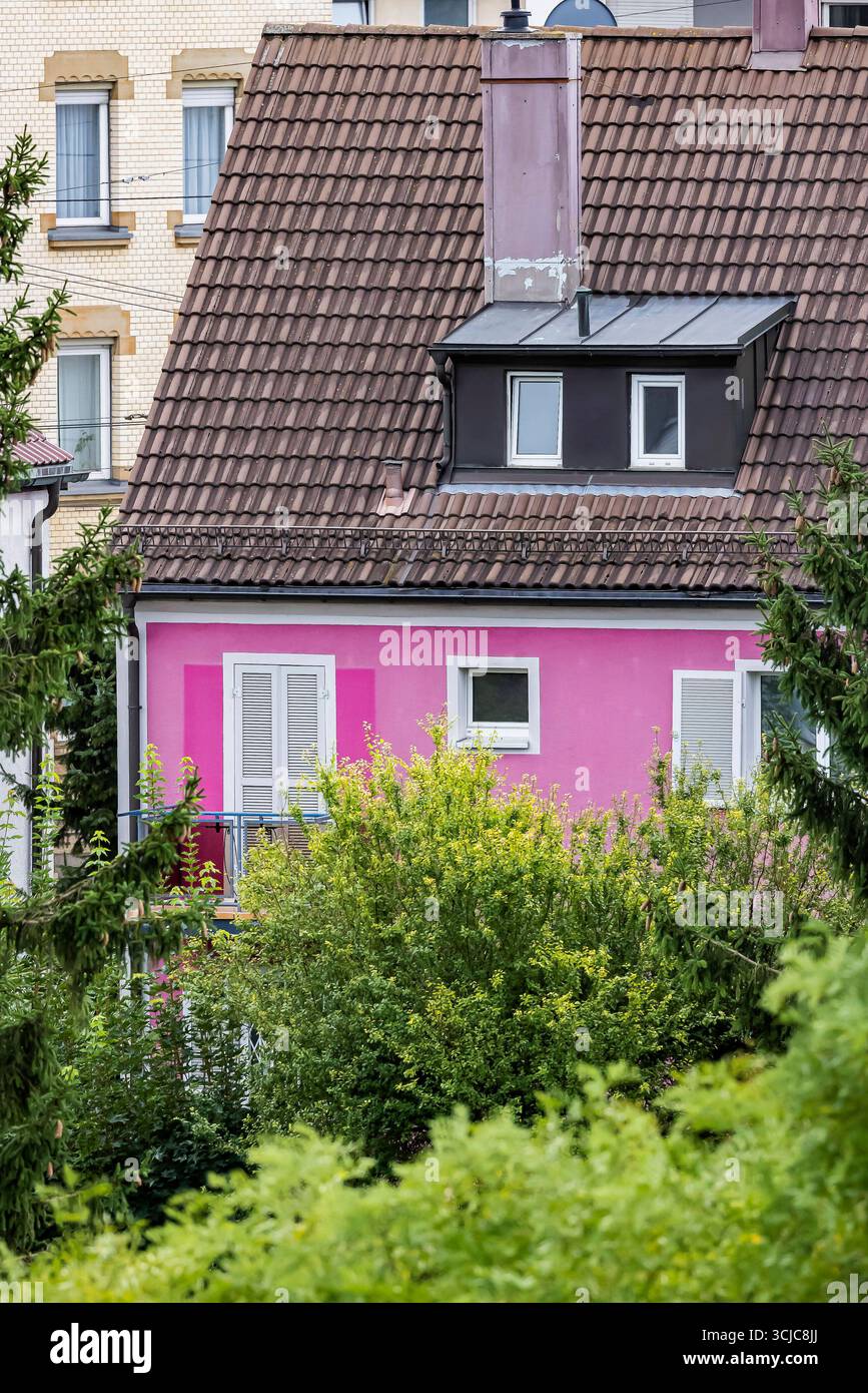 Kleines Haus mit pinkfarbener Fassade. // 03.09.2025: Stuttgart, Baden ...