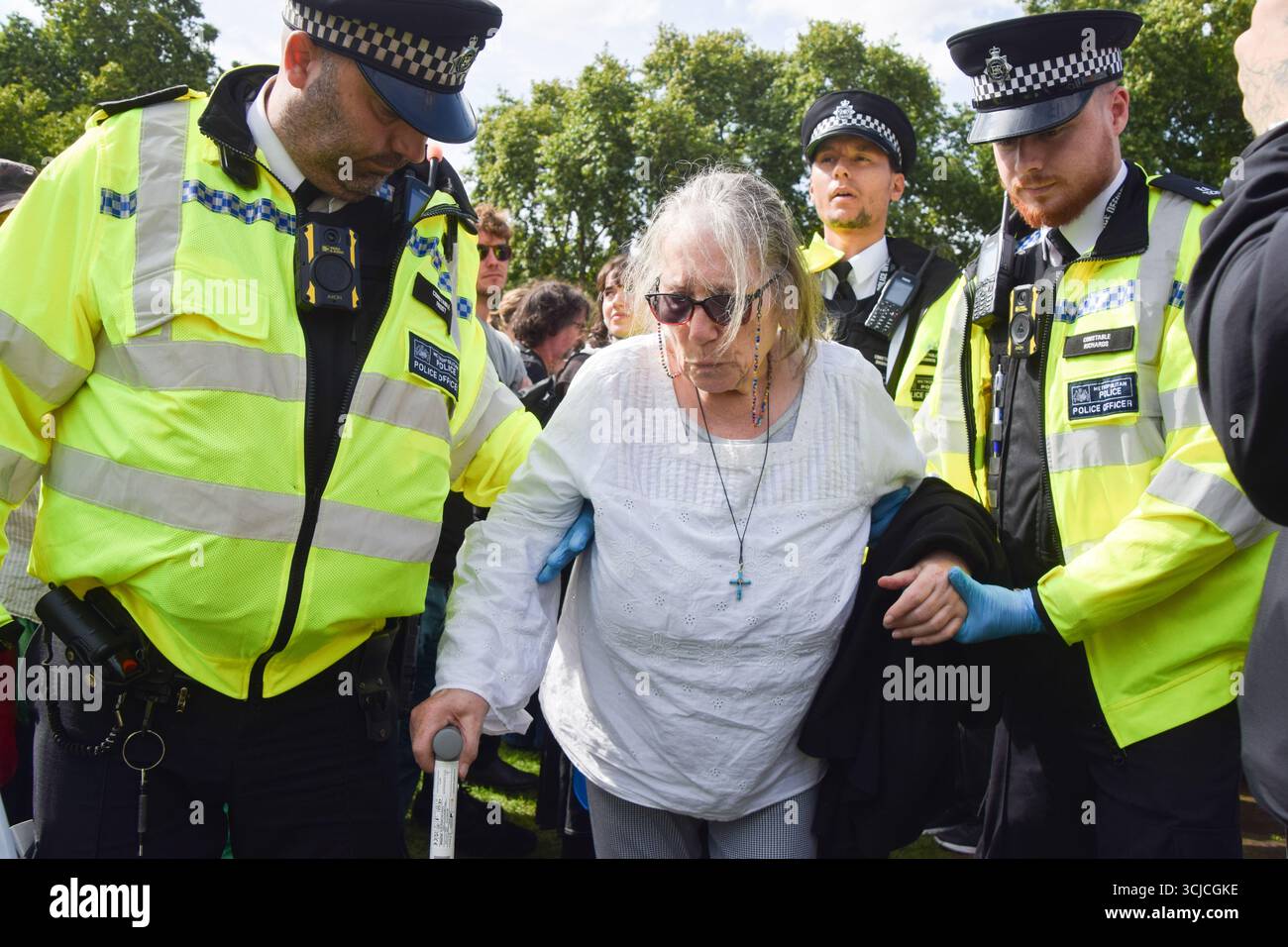 Female police officer arresting woman hi-res stock photography and ...