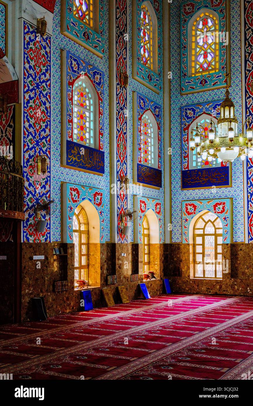 Iraq Designs Magnificent interior view of Jalil Khayat Mosque in Erbil, Iraq ...