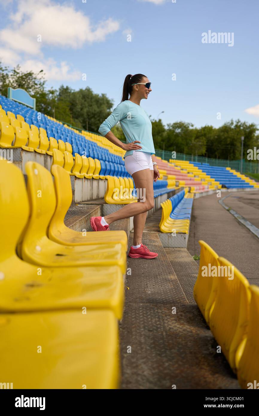 Athletic woman in yellow hi-res stock photography and images - Alamy