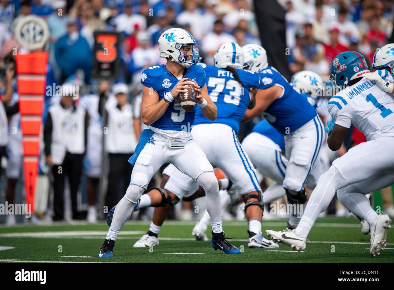 Kentucky quarterback Zach Calzada (5) looks for an open receiver during the first half of an ...