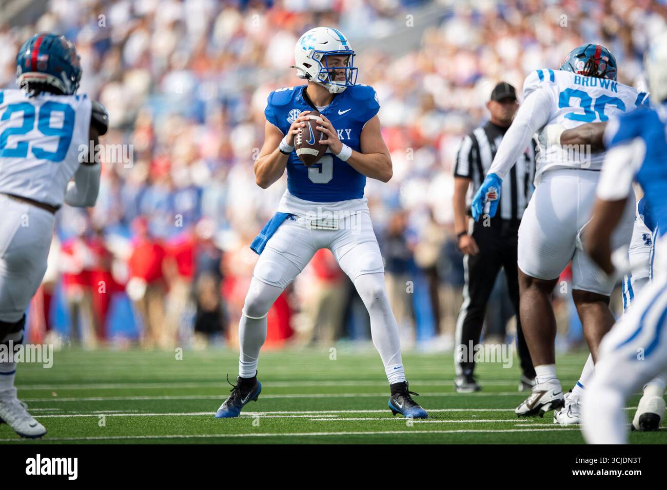 Kentucky quarterback Zach Calzada (5) looks for an open receiver during the first half of an ...