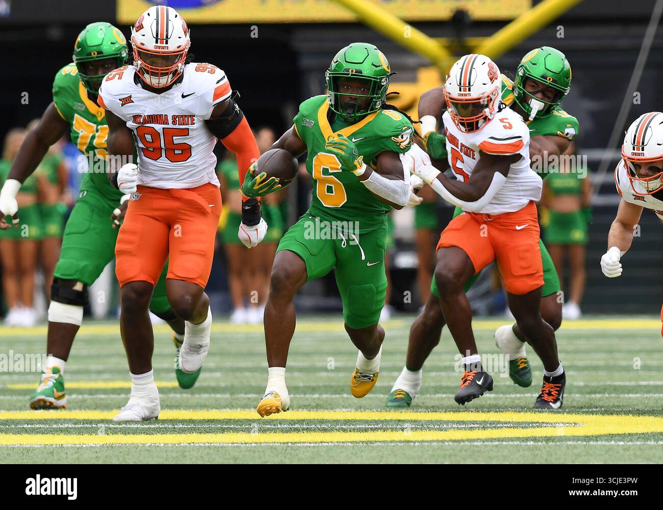 EUGENE, OR - SEPTEMBER 06: Oregon Ducks running back Noah Whittington ...
