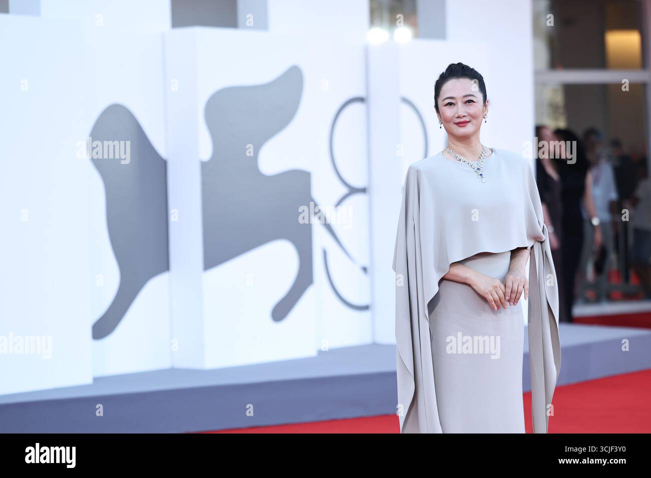 (250907) -- VENICE, Sept. 7, 2025 (Xinhua) -- Zhao Tao, a member of the ...