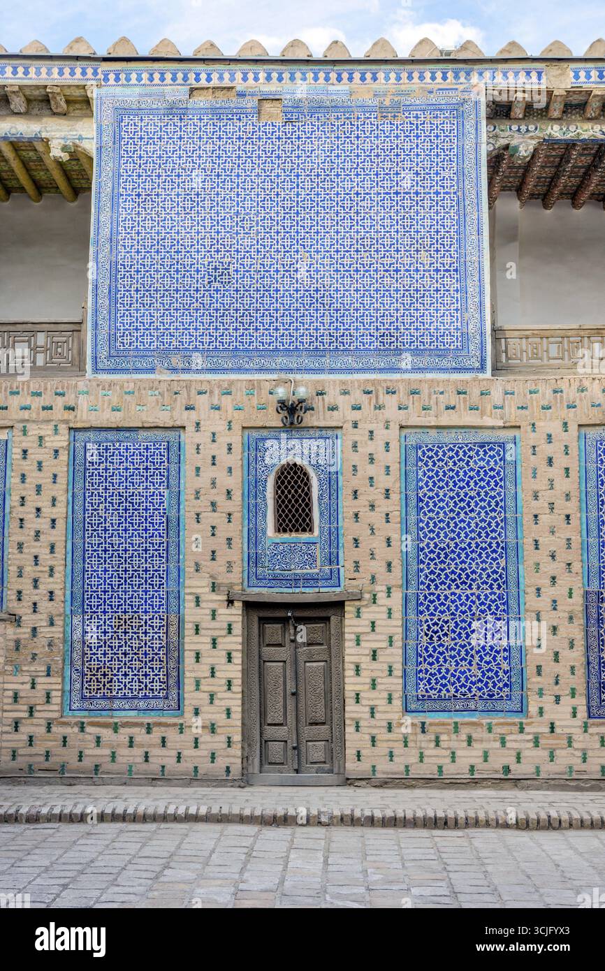 Wall with patterns and entrance door in Khiva old town, Uzbekistan Stock Photo