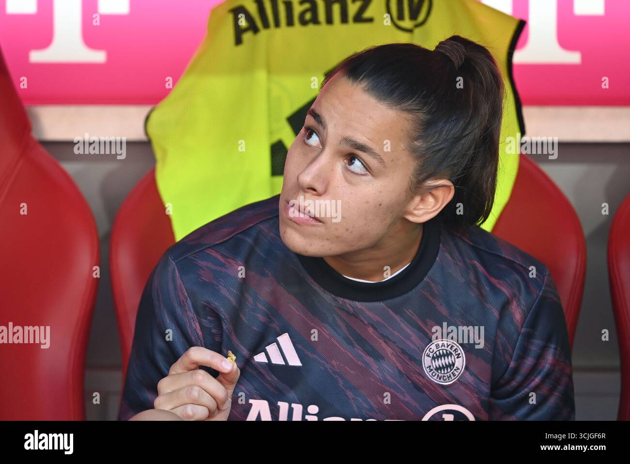 Lena OBERDORF (FCB), reserve bench, substitute bench, substitute player ...