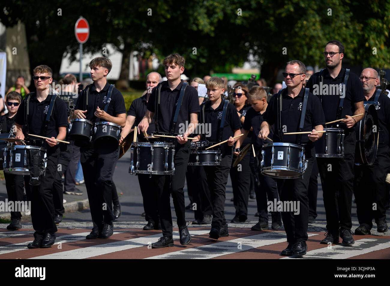 Band instrumente uniformen hi-res stock photography and images - Alamy