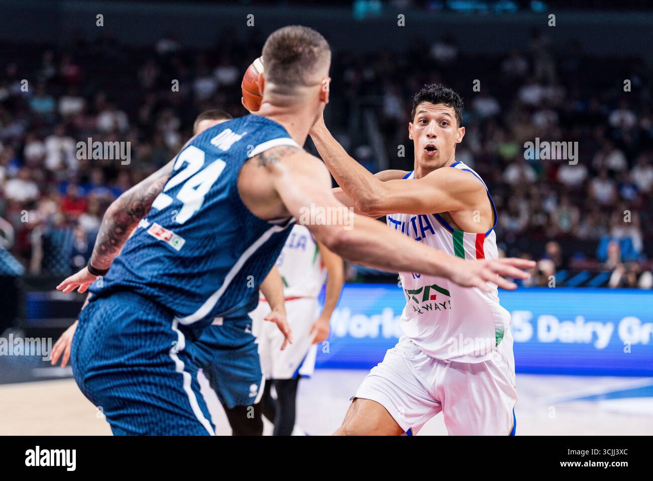 Vicenza, Italy - August 4, 2009: people go shopping at the market at the  Piazza del Signori in Vicenza, Italy. The palace was build by famous  archite Stock Photo - Alamy, image size:1300x957