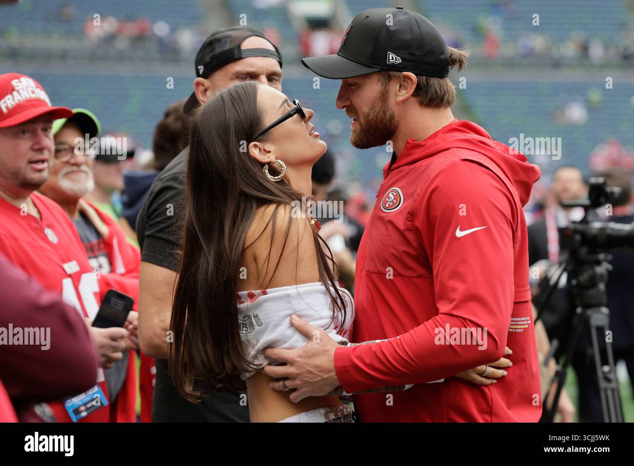 San Francisco 49ers fullback Kyle Juszczyk, right, talks with his wife(01)