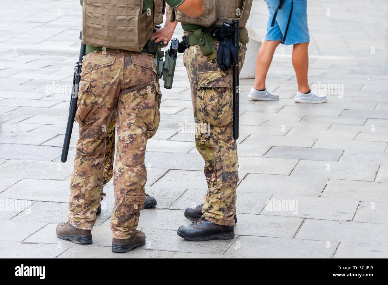 Soldiers in full gear military hi-res stock photography and images