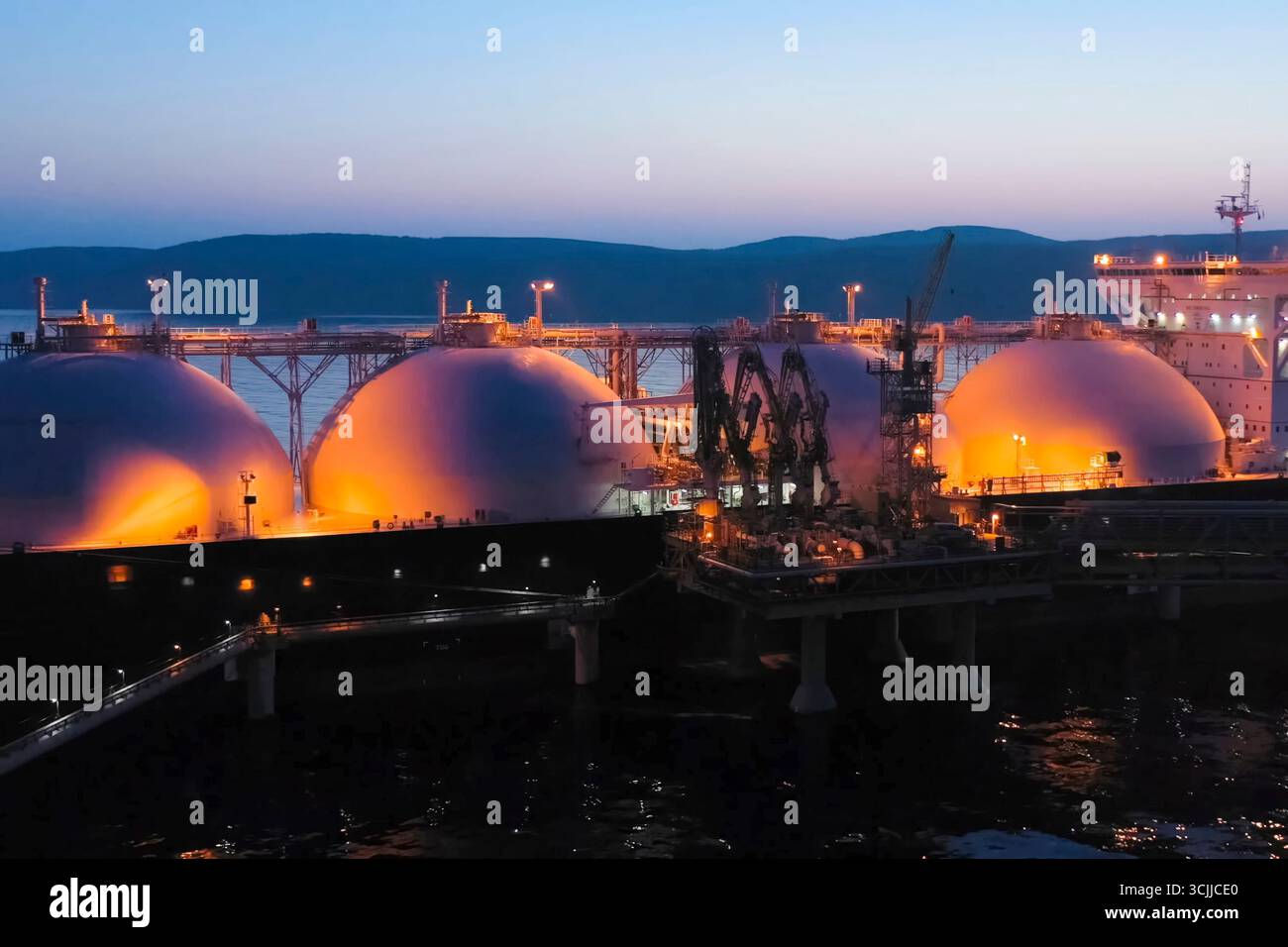Liquefied natural gas terminal hi-res stock photography and images - Alamy