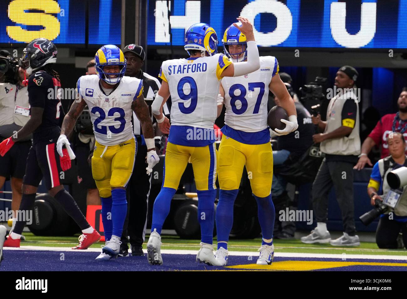 Los Angeles Rams tight end Davis Allen (87) celebrates with quarterback ...