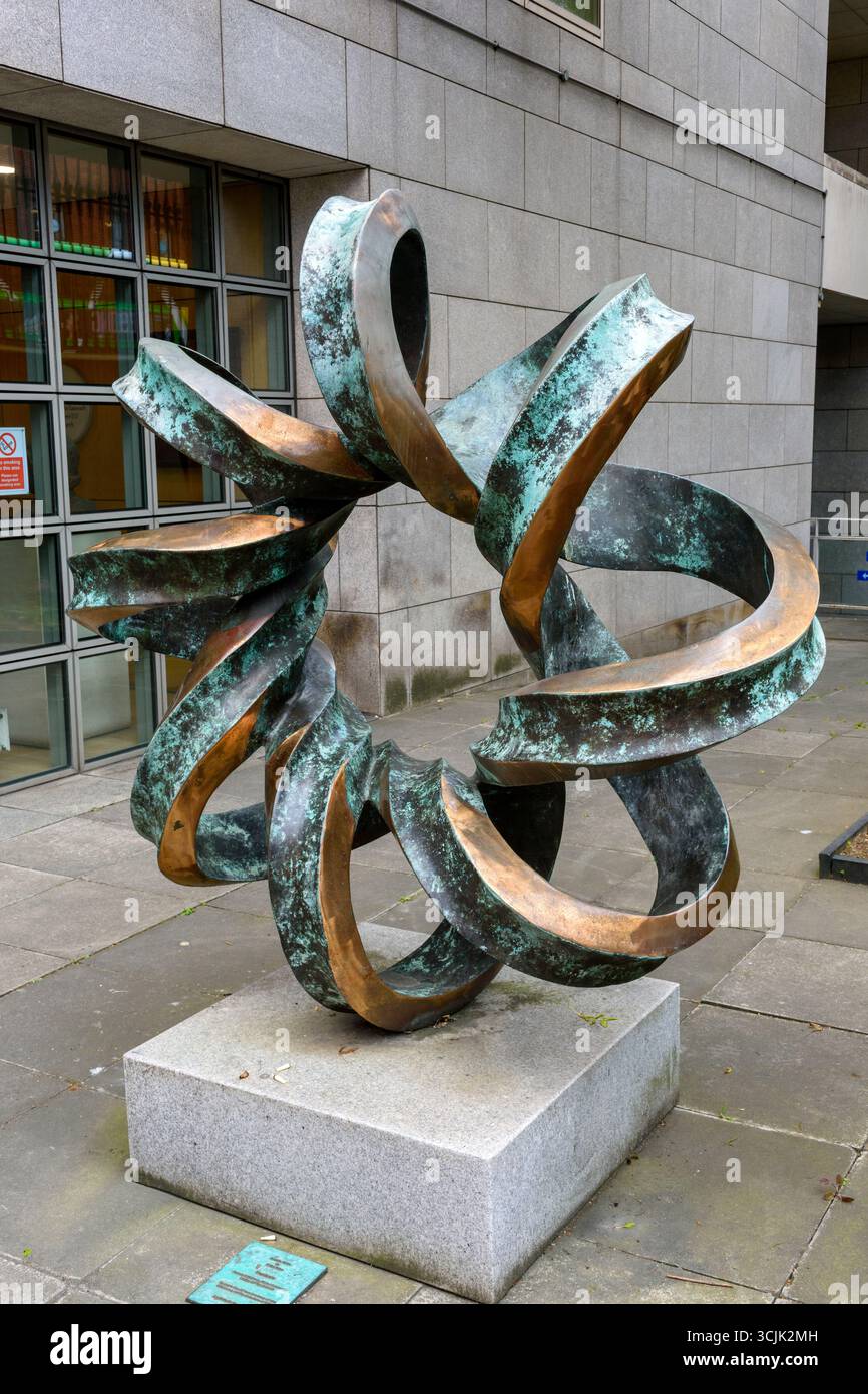 Double Helix, a sculpture by Brian King to mark the 50th anniversary of the discovery of the structure of DNA.  Trinity College, Dublin, Ireland. Stock Photo
