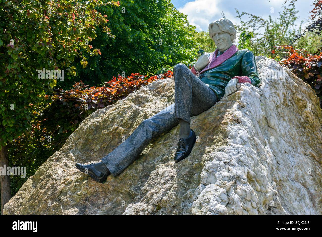 the-oscar-wilde-memorial-sculpture-merrion-square-dublin-ireland