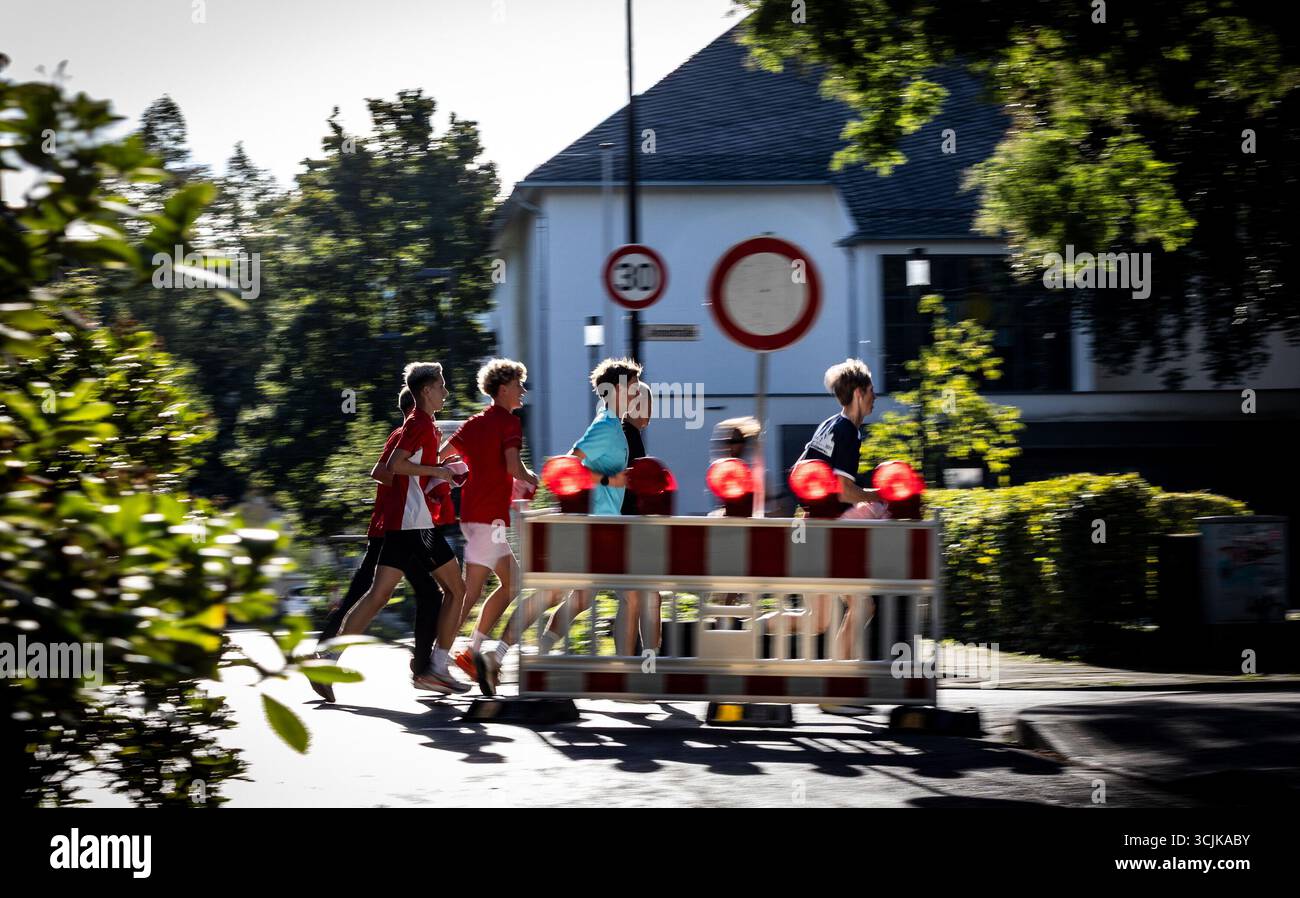 Siegburg, Deutschland. 07th Sep, 2025. Impression: Athleten beim Warm-Up auf der Laufstrecke; Deutsche Meisterschaften 10km Stra?enlauf am 07.09.2025 in Siegburg (Nordrhein-Westfalen). Credit: dpa/Alamy Live News Stock Photo