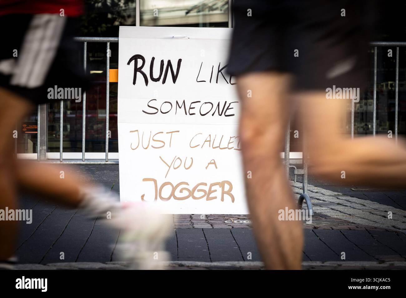 Siegburg, Deutschland. 07th Sep, 2025. Impression: Motivationsschild gesehen an der Laufstrecke; Deutsche Meisterschaften 10km Stra?enlauf am 07.09.2025 in Siegburg (Nordrhein-Westfalen). Credit: dpa/Alamy Live News Stock Photo
