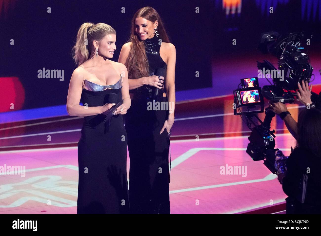 Jessica Simpson, left, and Ashlee Simpson Ross present the award for