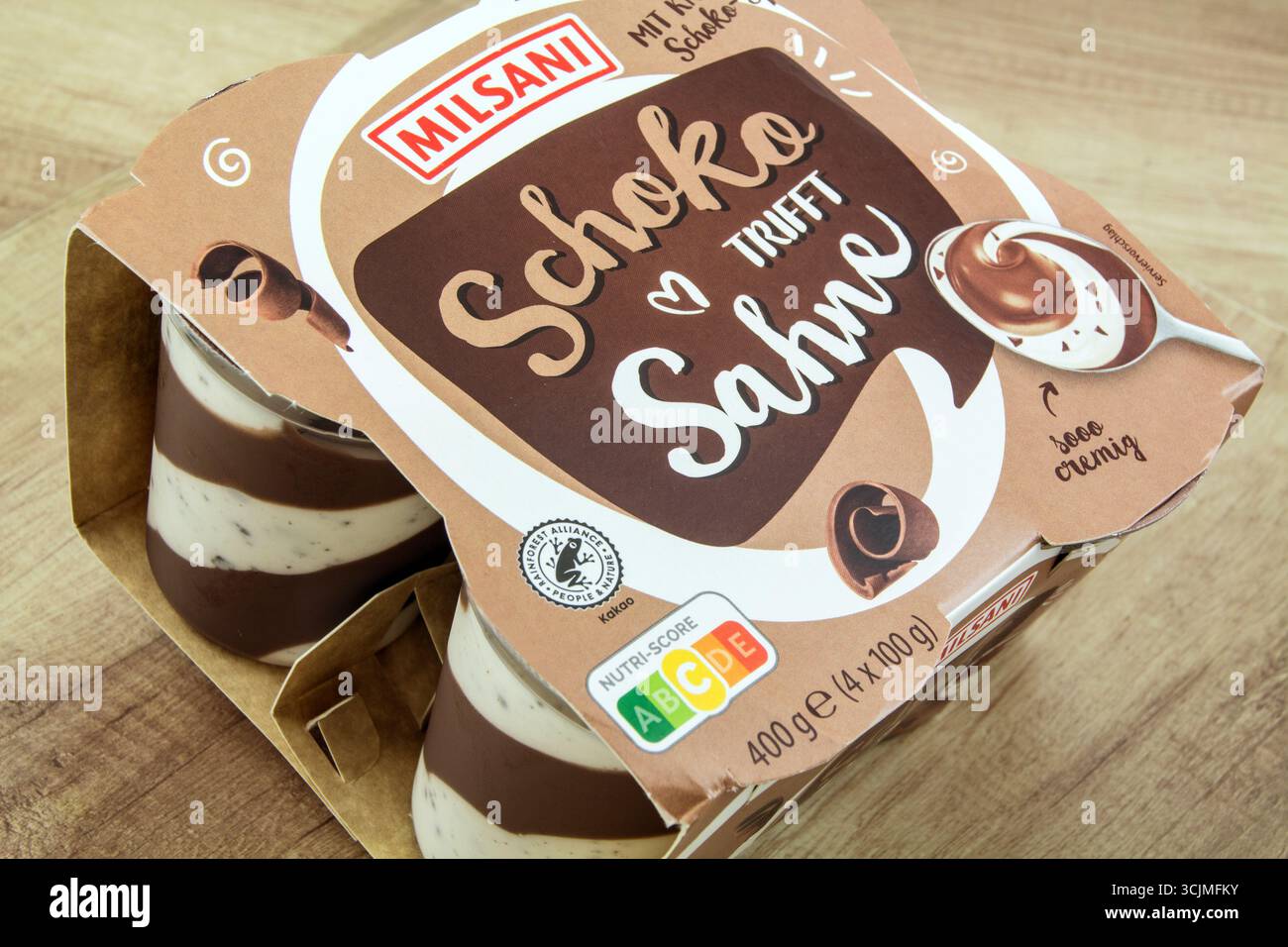 Milsani Schoko trifft Sahne Joghurt Hintergrund Holz Stock Photo