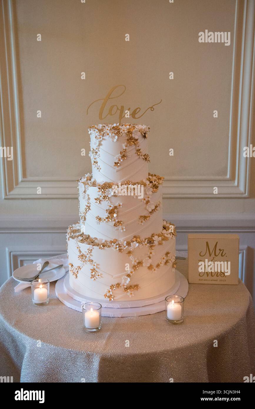 Elegant White and Gold Wedding Cake with “Love” Topper Stock Photo - Alamy, image size:867x1390