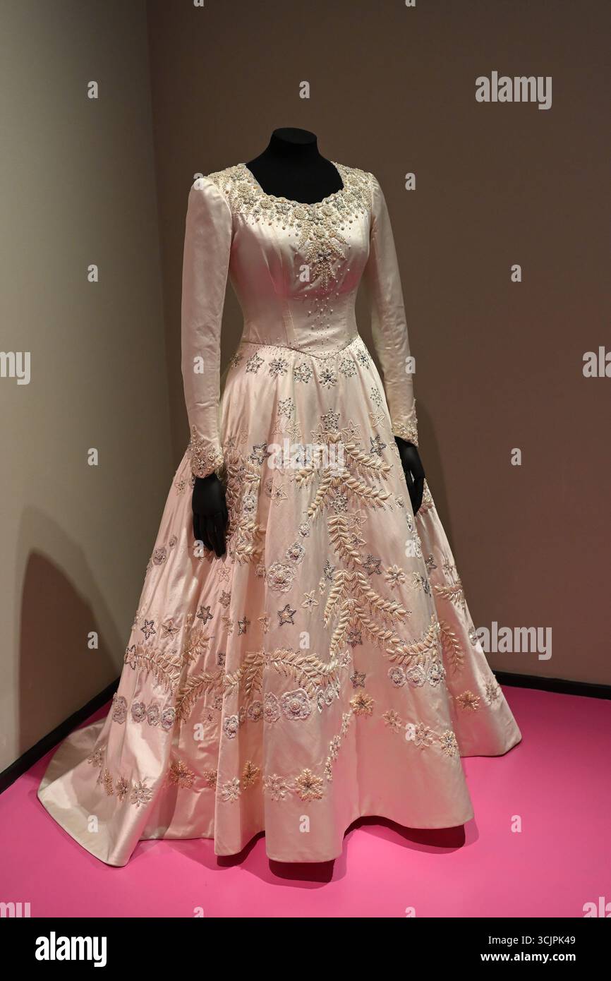 Queen elizabeth ii wedding dress hi-res stock photography and images - Alamy