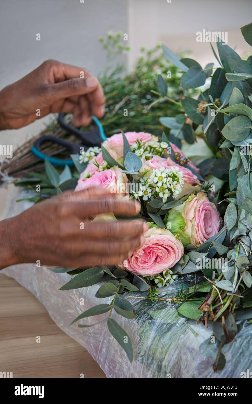 Florist using scissors making hi-res stock photography and images - Alamy