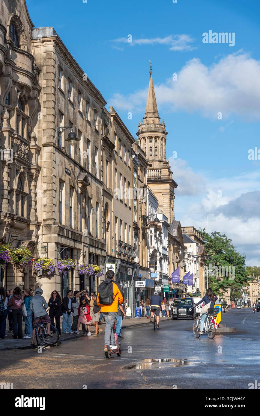 Oxford England UK. 31.08.2025. Video.  Scooter riders on High Street  towards Lincoln College library spire Oxford UK Stock Photo