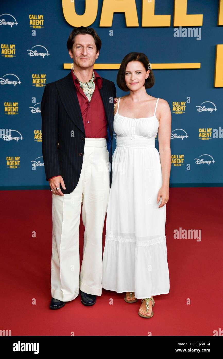 abb Ben Addis und Jennifer Ulrich zu Gast auf dem roten Teppich bei der ...