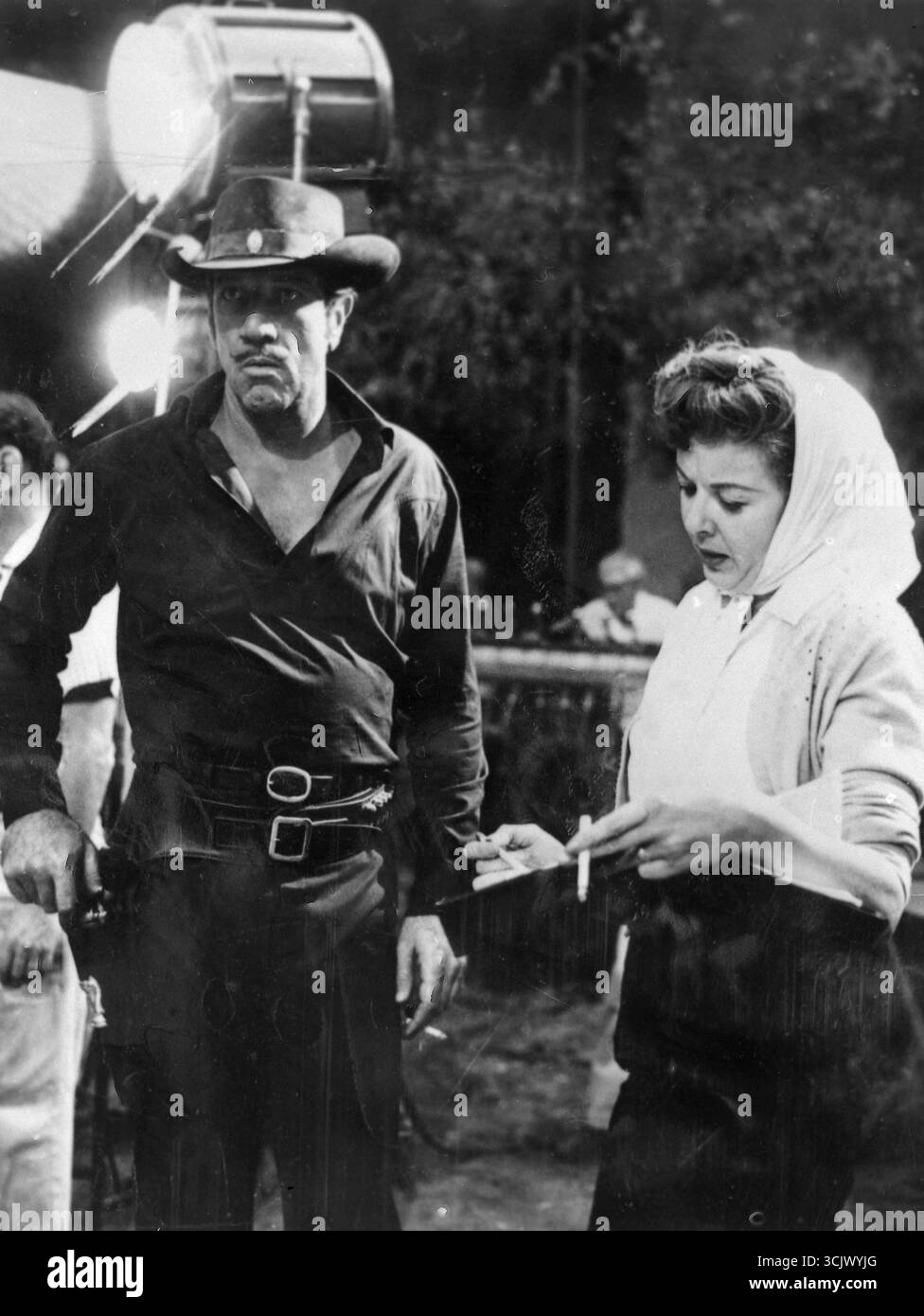Ida lupino director hi-res stock photography and images - Alamy, image size:976x1390
