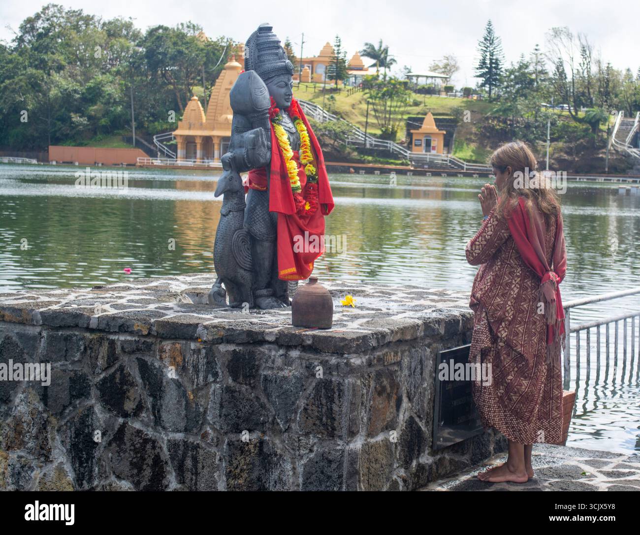 young-woman-praise-at-the-statue-of-lord-muruga-at-the-holly-lake-on-the-indian-ocean-island-of-mauritius-3CJX5Y8.jpg