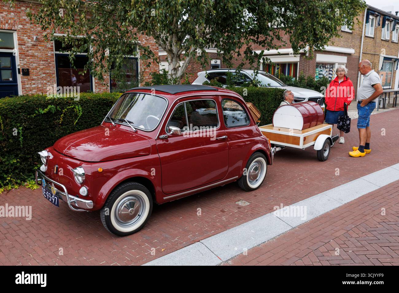 classic vehicle meet in Oostkapelle, old Fiat 500 with self-built trailer, Walcheren, Zeeland, Netherlands.  Oldtimertreffen in Oostkapelle, alter Fia Stock Photo