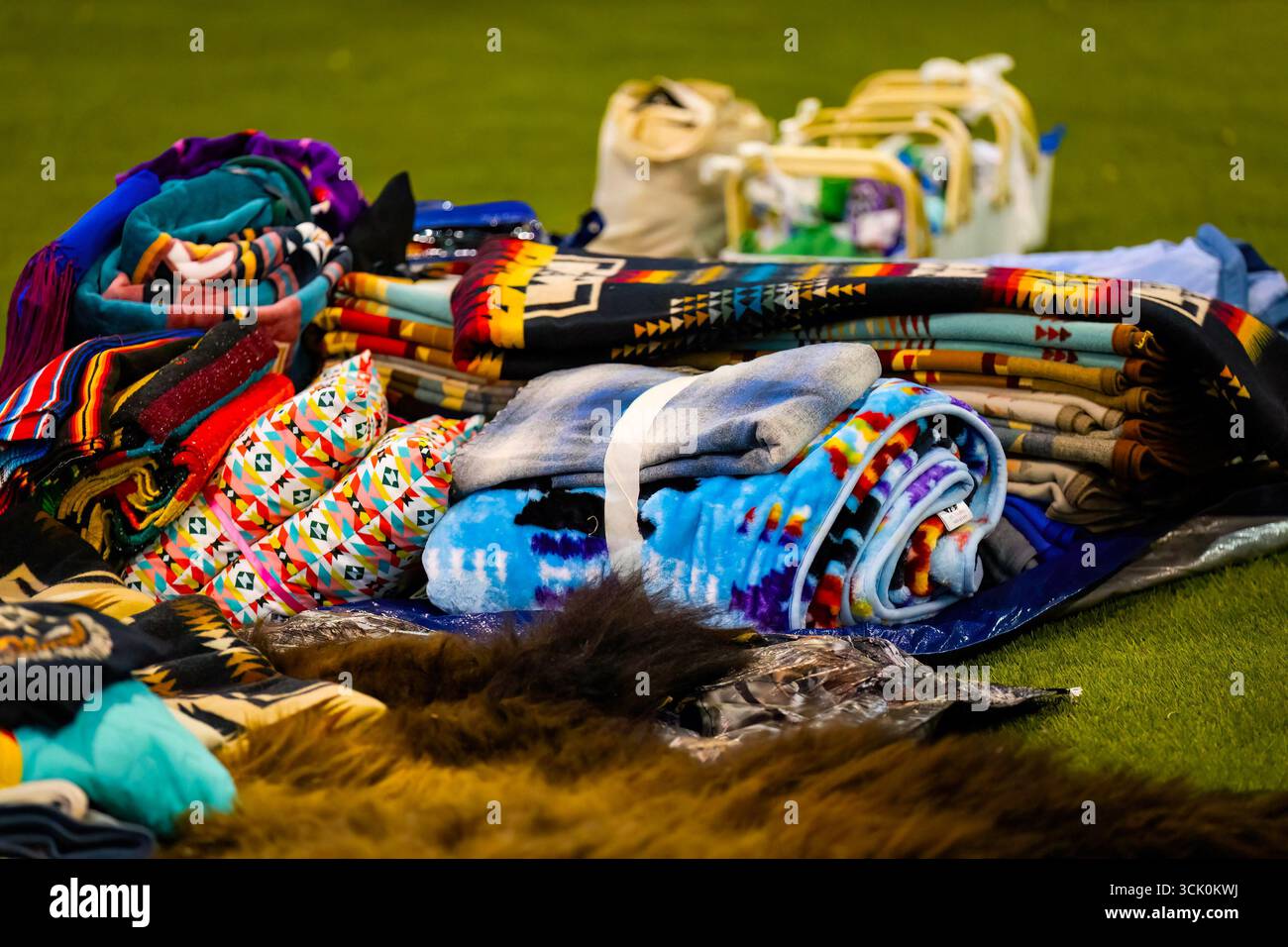 Native Natural Throw Native american traditional heritage hi-res stock photography and ...