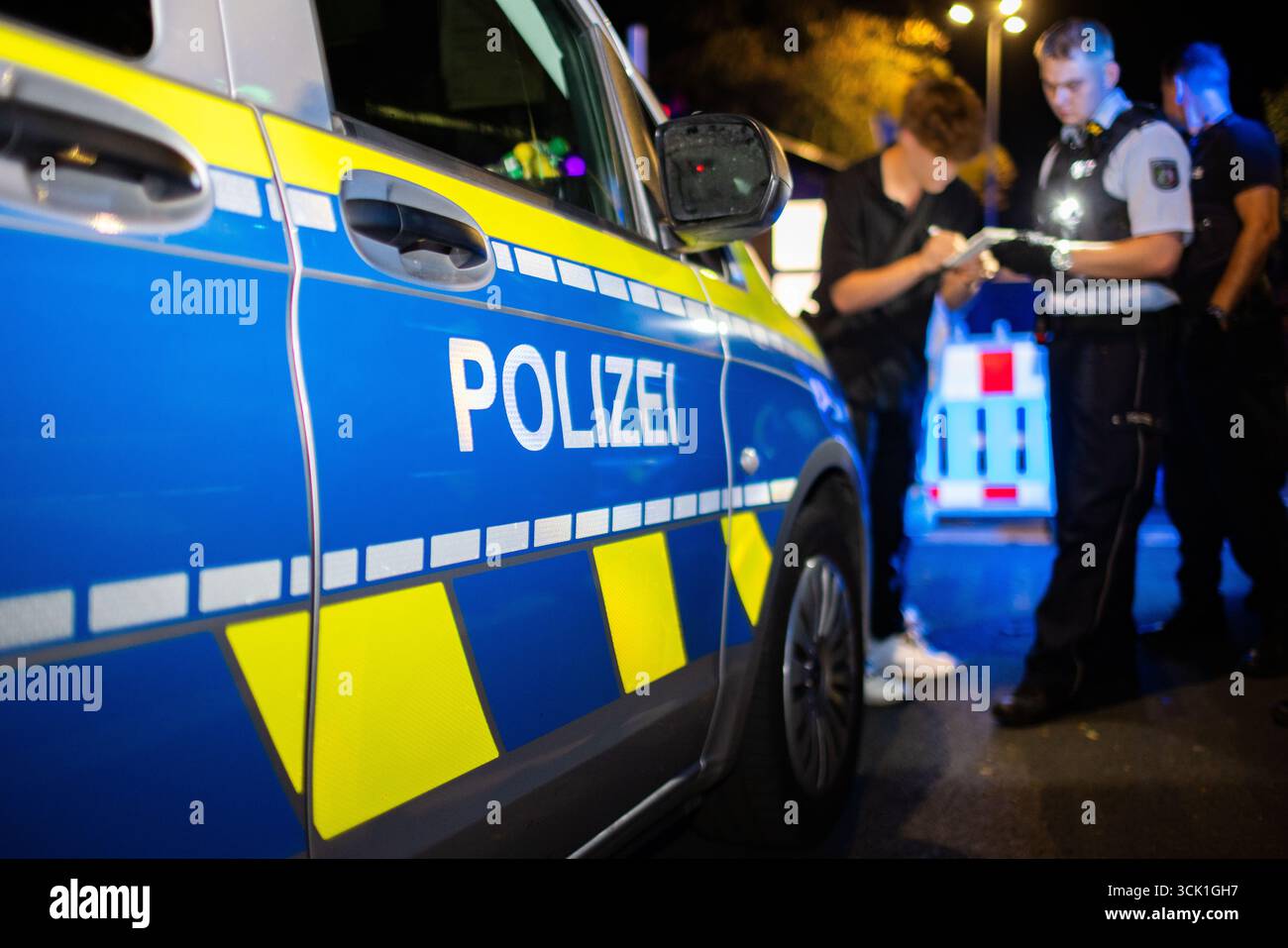 Polizei mit Streifenwagen und Blaulicht im Einsatz am Rande des Stadtfest in Unna, NRW, Germany Stock Photo