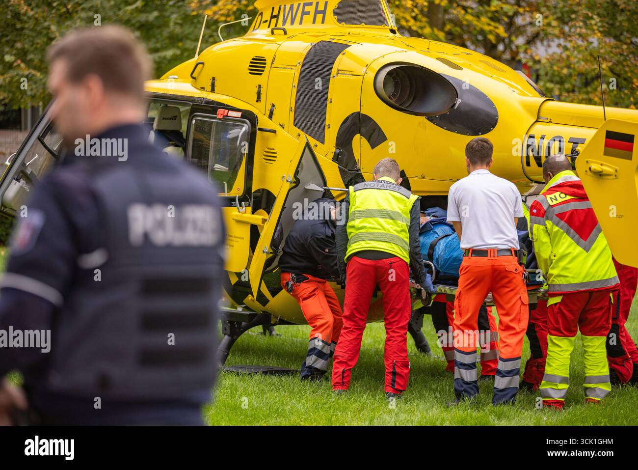 Notarzt und Notfallsanitäter von Christoph 08 laden vor der Stadtalle in Unna einen Patienten in einen Airbus H135 der ADAC Luftrettung aus Lünen Stock Photo