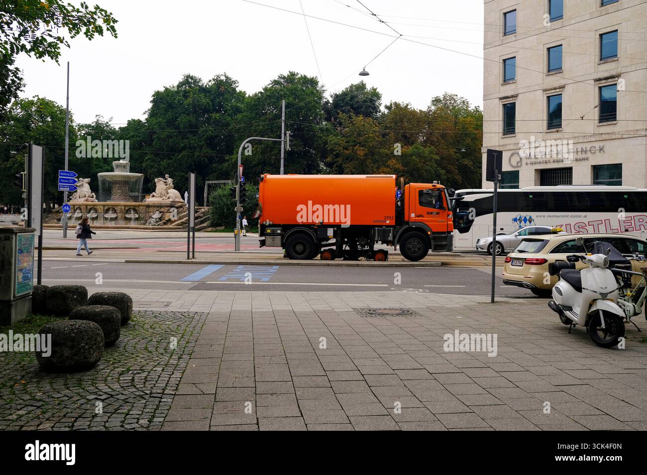 Schienenkehrmaschine Im Einsatz in München Schienenkehrmaschine Im Einsatz in München. Reinigung der Trambahn-Schienen in München zwischen Maximilians Stock Photo