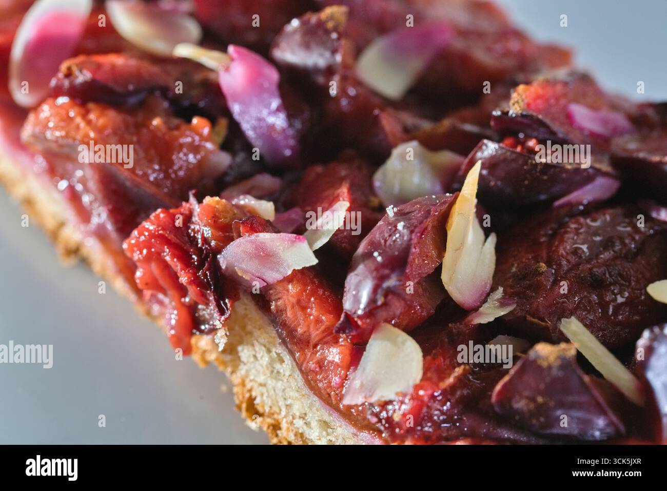 Leckerer Zwetschgenkuchen nach Hausfrauart kalorienarm Stock Photo