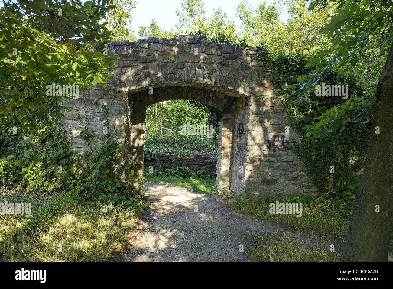 View from the former castle courtyard to the former castle gate entrance to the historic curtain wall of today's Isenburg castle ruins, Schellenberger Stock Photo