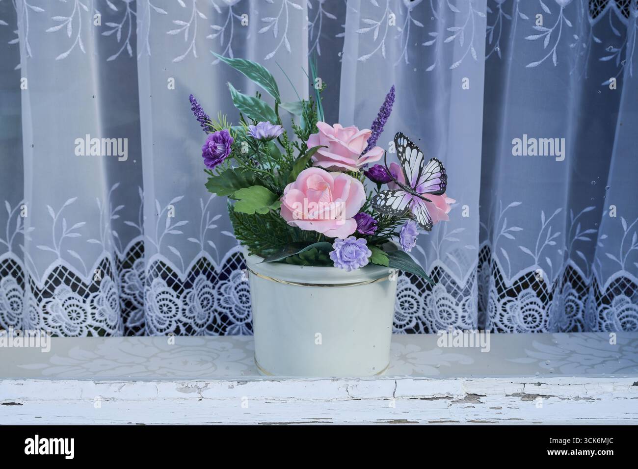 Kitsch, Kunstblume, Fenster, Gardine, Tangermünde, Sachsen-Anhalt, Deutschland Stock Photo