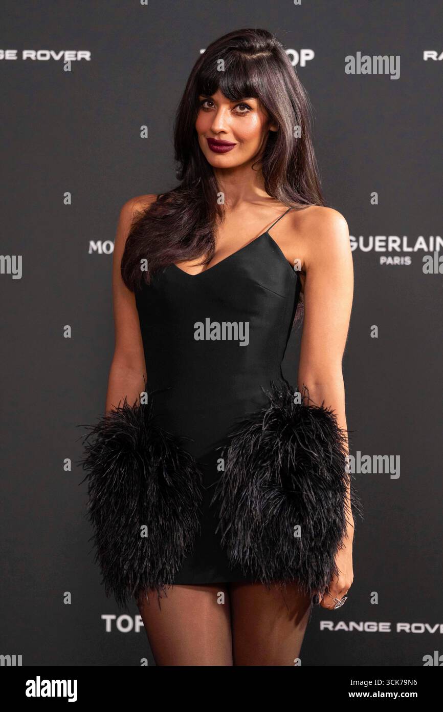jameela-jamil-poses-for-photographers-upon-arrival-at-the-elle-style