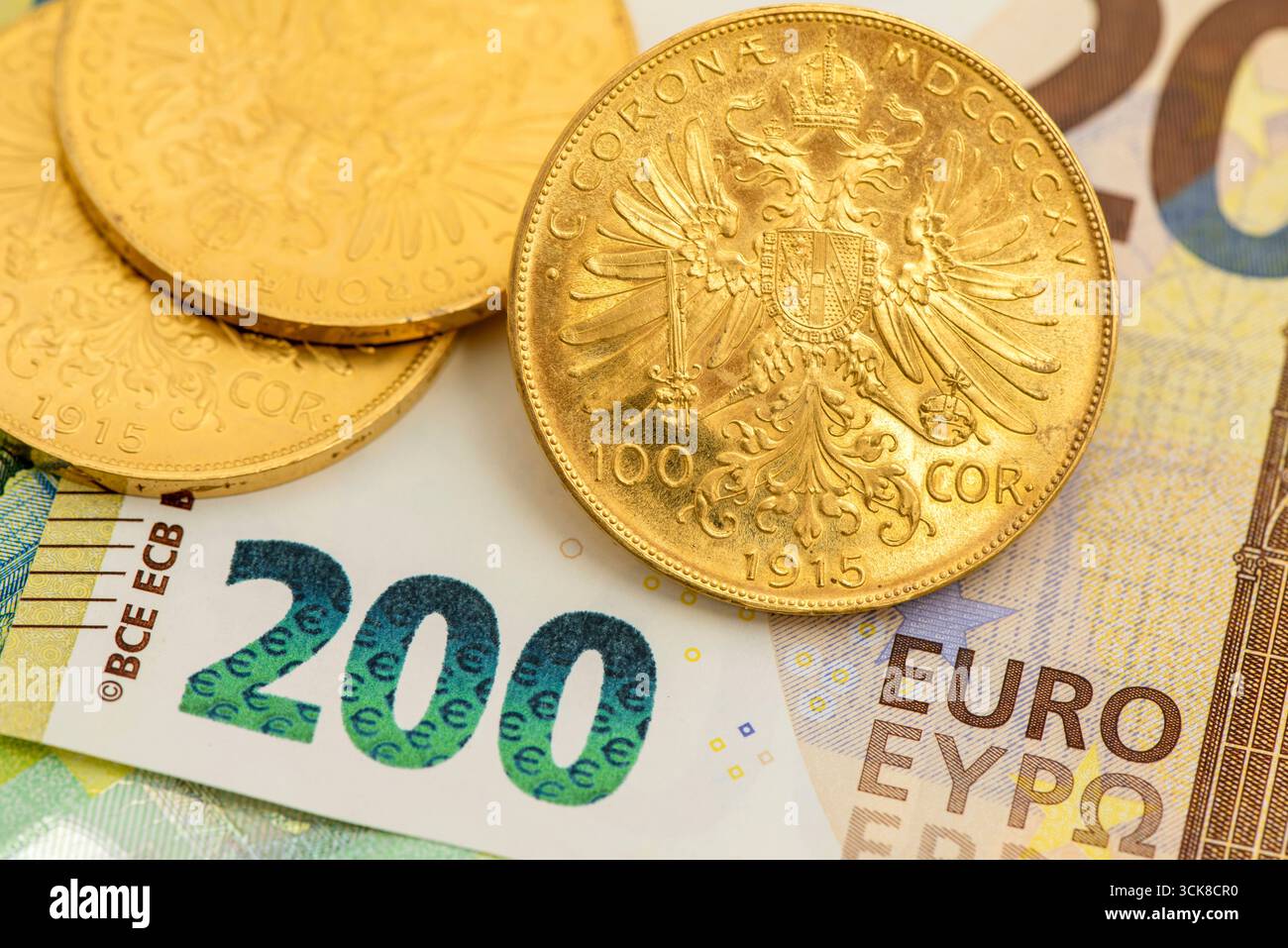 Euro Banknoten und Goldmünzen Goldmünzen liegen auf einem Euro Geldschein als Symbolbild für Reichtum und Wohlstand *** Euro banknotes and gold coins Stock Photo