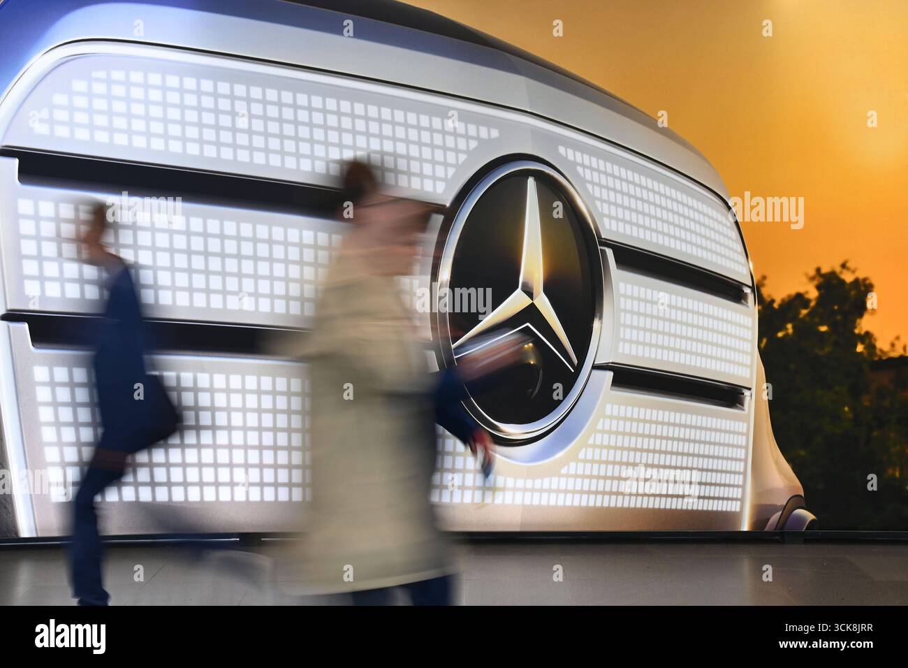 Personen vor dem Mercedes Stern,Logo,Firmenlogo,Markenemblem,Markenlogo. IAA Mobility 2025 in der Messe Muenchen vom 09.09. - 14.09.2025. *** People in front of the Mercedes star,logo,company logo,brand emblem,brand logo IAA Mobility 2025 at the Munich Trade Fair from 09 09 14 09 2025 Stock Photo
