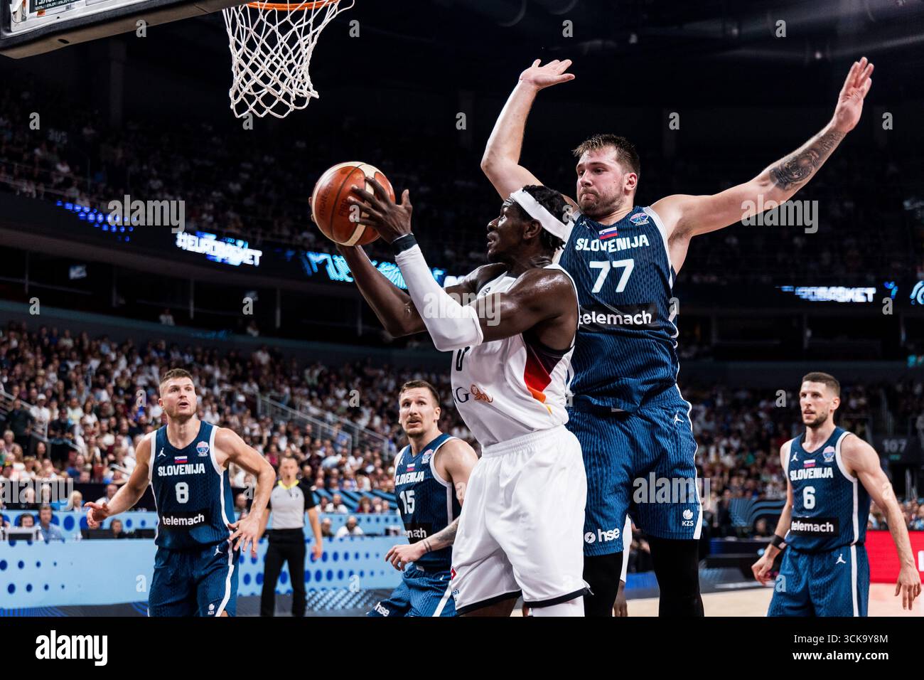 Isaac Bonga (Deutschland, 0) im Wurf, Luka Doncic (Slowenien, 77) FIBA ...