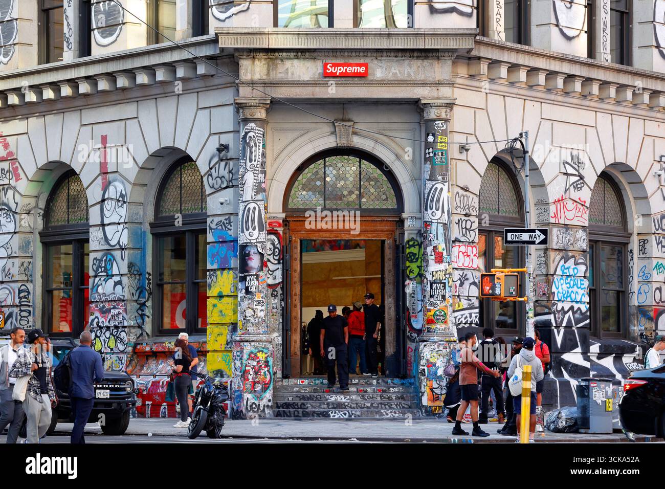トップス Supreme 190 BOWERY NEW YORK 10012 Supreme Finds Temporary Home on Bowery During Remodeling