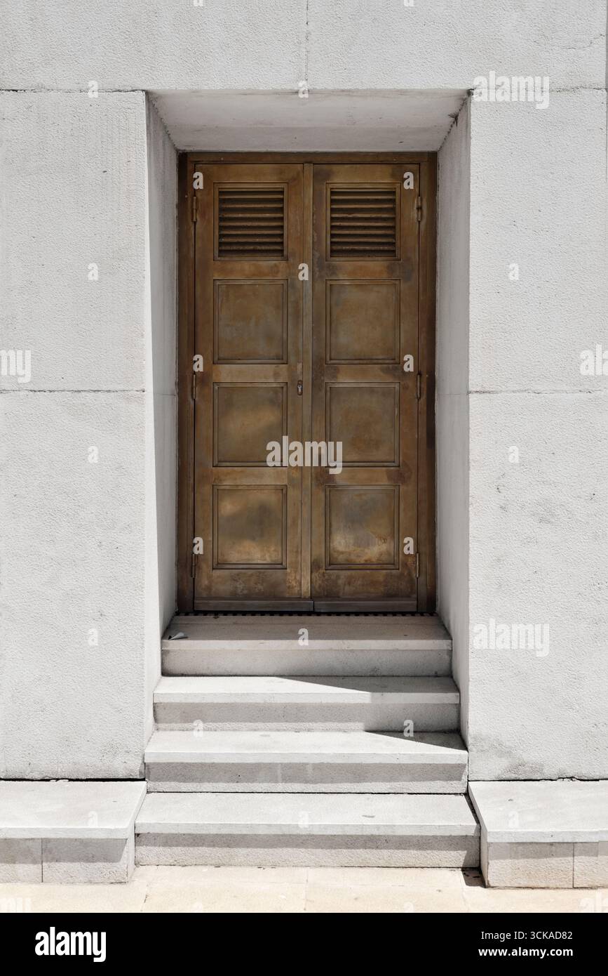 Puerta metálica de bronce del Monumento a los Descubridores Columna del IV Centenario restaurada en 2014. original de 1892, La Rábida, Huelva Stock Photo