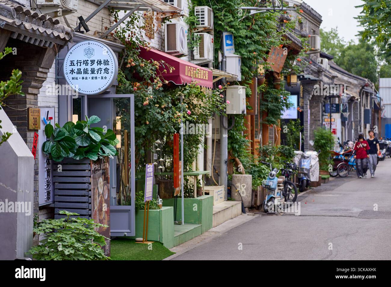 Crystal Energy Healing Tarot shop in trendy and lush Wudaoying Hutong, Beijing Stock Photo